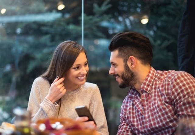 Hãy học cách lắng nghe chàng và biết gợi chuyện