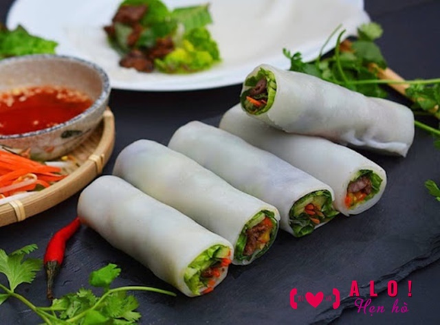 Các món cuốn Việt Nam vẫn luôn là lựa chọn an toàn cho buổi hẹn hò